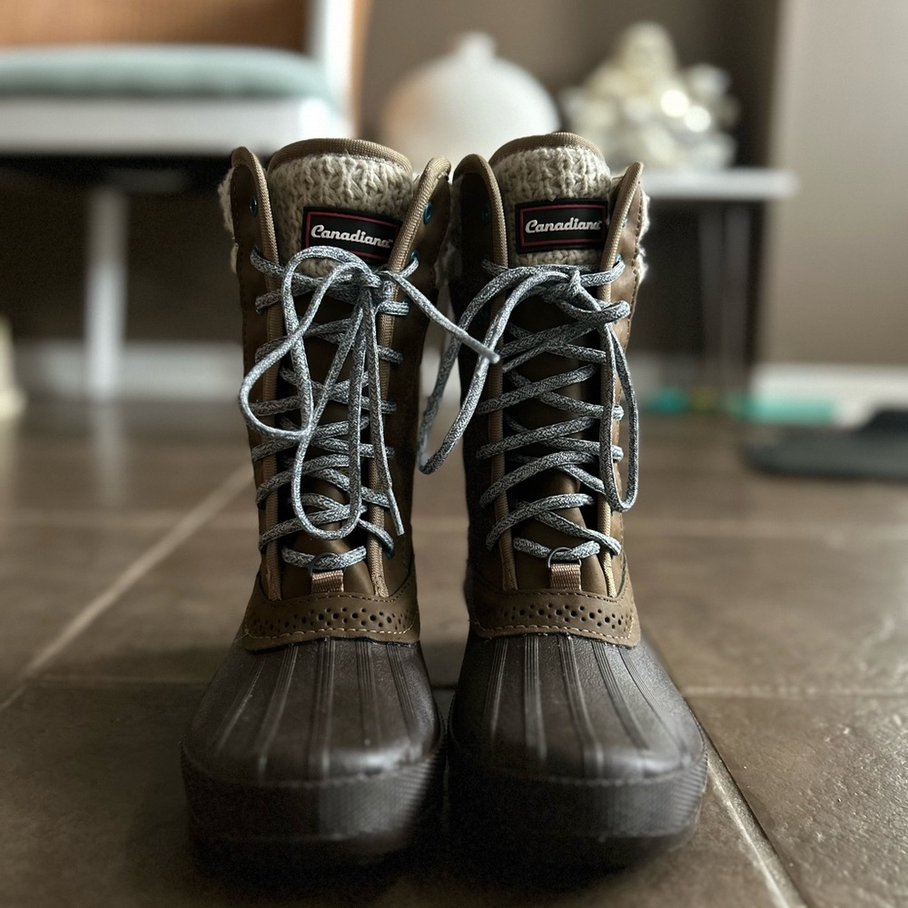NWOT Canadiana winter boots size 6